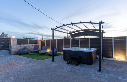 MD Residence with private jacuzzi near the beach - Foto 1