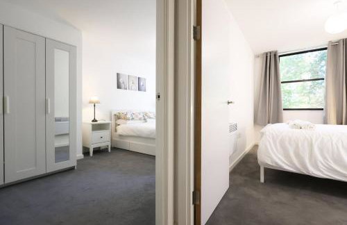 Modern Comfort Near Castle St with WiFi & Parking! - Foto 23