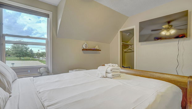 Friend Zone - Photo 3, Room