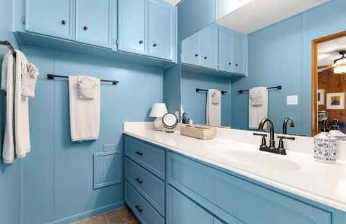 Creekside Haven with Pool and Firepit - Foto 53