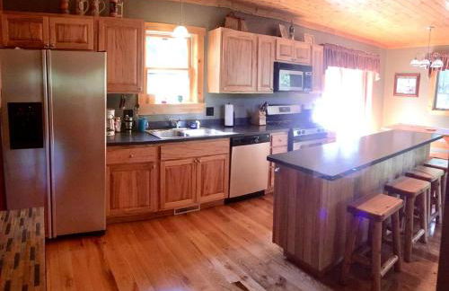 Cozy and Spacious Log Cabin Rental near Burt Lake State Park in Michigan - Foto 3