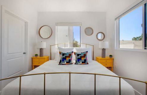 Luxury Townhome with Gated Parking and Private Balcony - Photo 10