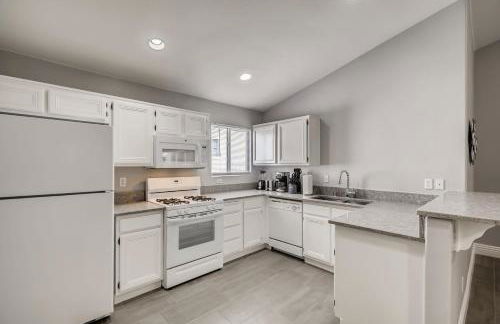 Luxurious House With A Pool, Spa, and Patio, Sleeps 6 Comfortably - Foto 20