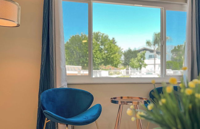 Modern Retreat With Spacious Yard & Cozy Interiors - Photo 32