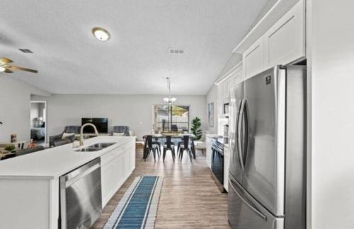 Retreat with Heated Pool in a Serene Community - Foto 31