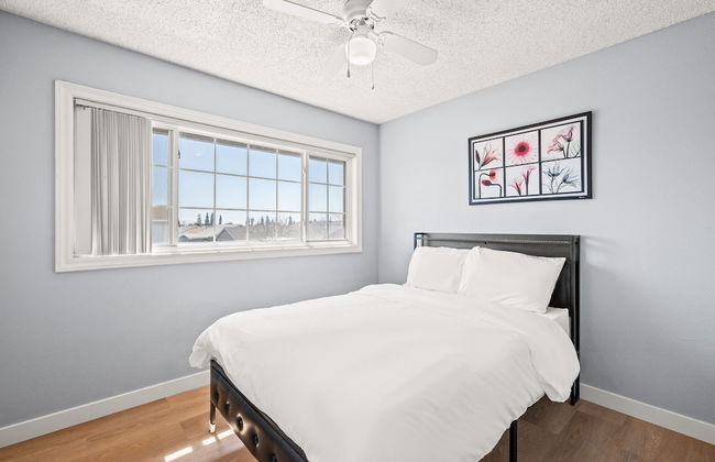 Spacious Family Retreat w Garden Modern Comfort - Photo 47