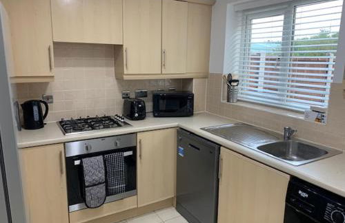 Spacious and central 4-bedroom house with parking - Foto 14