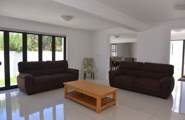 Pelican Cove is a Modern 4-bedroom Holiday Home in Langebaan With Some Sea Views - Foto 9