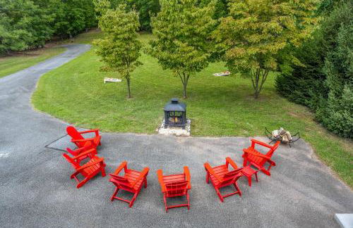 Trailblazer Lodge - Upscale, hot tub, trail, game room, wifi, fire pit, bar, pool table, king bed, view, pet friendly - Photo 66