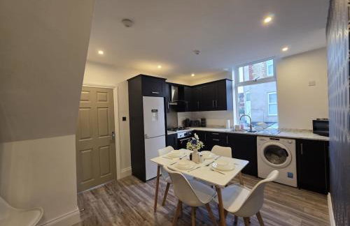 #18 Anfield 5 min walk Sleeps 7 4BR 5Bed 3Bathrms - Photo 24