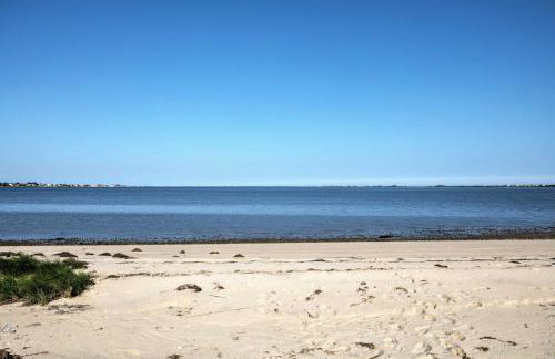 Luxe Waterfront East Quogue Home with Beach On-Site! - Foto 27