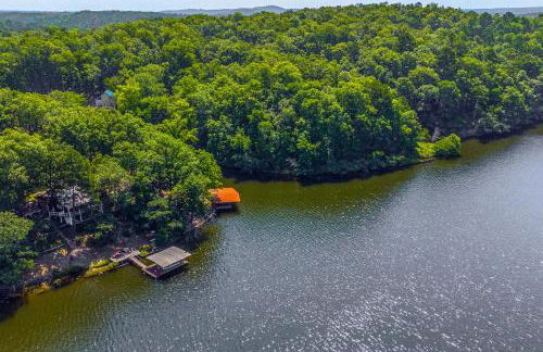 Lakefront Retreat with Multi-Level Deck and Dock! - Foto 29