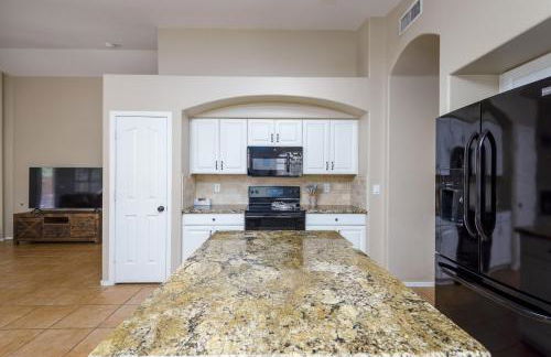 Luxe Desert-Chic 3BR with Heated Pool, Spa, and Grill - Foto 20