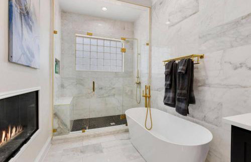 Luxury Oak Lawn Home | Game Room, Parking, Balcony - Foto 22