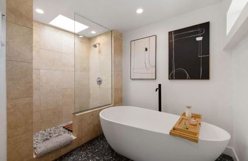 The Ricardo! Mid-Century Villa with Saltwater Pool - Foto 25