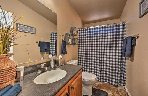 Near Hiking Munds Park Cabin with Deck and Yard - Foto 18