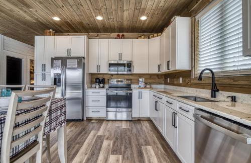 Lazy River Cabin, River Front, Hot Tub, WIFI, 560 in FREE Attraction tickets each paid day! - Foto 12