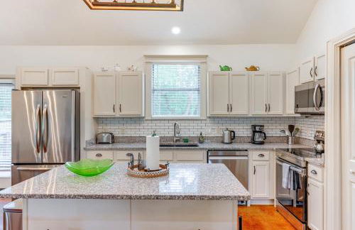 San Marcos Home with Fire Pit about 10 Mi to Downtown! - Photo 2