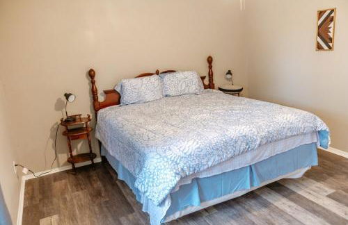 Rest Easy Retreat - 2BR Near SHSU - Pool - WiFi - Free Parking - Foto 46