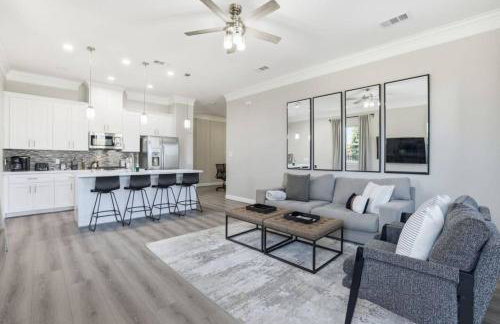 O30B Southwest Houston 2BR King Beds Pet Friendly Townhome - Foto 1