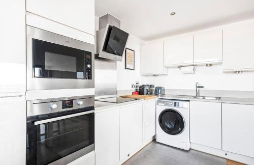 Charming Stay with a Balcony in Bow - Pass the Keys - Photo 6