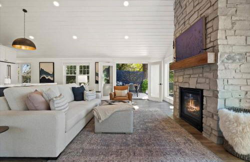 Designer Home w/ Lake Views+Walk to Downtown&Beach - Foto 17