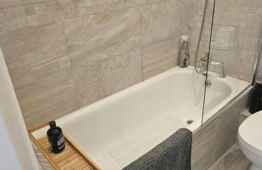 StayZen Apartments - Free Parking & Private Garden Ground Floor Central Woking - Business & Leisure - Photo 29