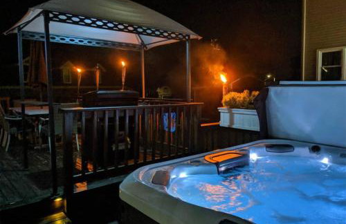 Chain O Lakes Nautical 4Bed 3Bath Waterfront with Bonus Room, Large Deck and Hot Tub - Foto 1