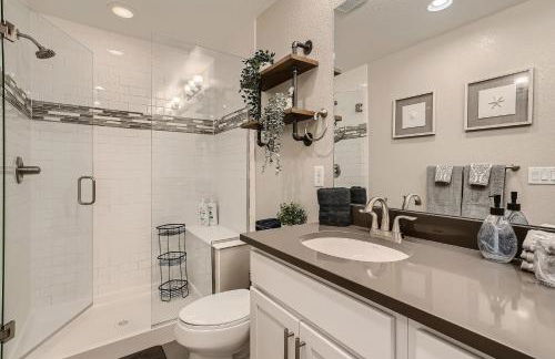 Stylish & Spacious Centrally-Located Home w/Garage - Foto 14