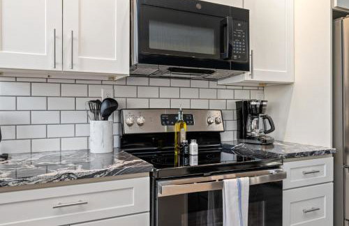 Upscale King Bed Suite with Full Workspace and Free Parking - Foto 17