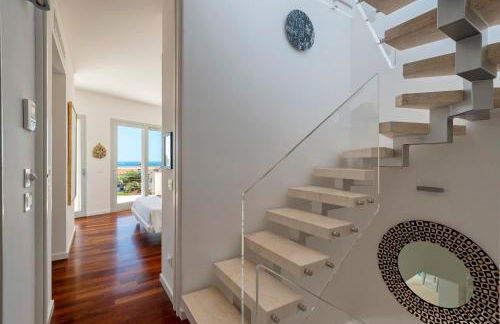 Luxury Seafront Villa with Rooftop Pool & Stunning Sea Views - Foto 32