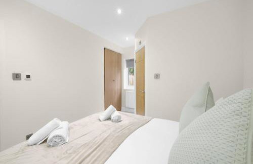 Modern Comfort 2-Bedroom, 2-Bathroom House - Photo 15