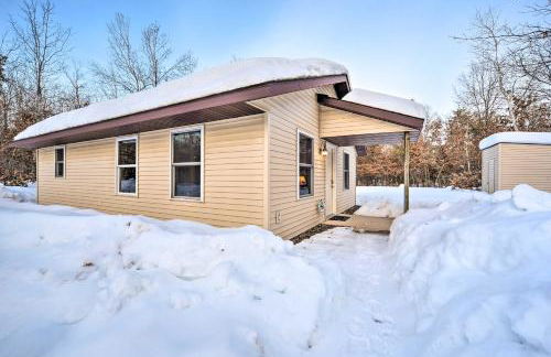 Wooded Danbury Cabin with Grill and Fire Pit! - Foto 22
