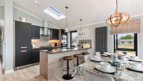 Ael-Y-Bryn - Luxury Lodge, Hot Tub, Three En-Suite Bedrooms - Foto 2