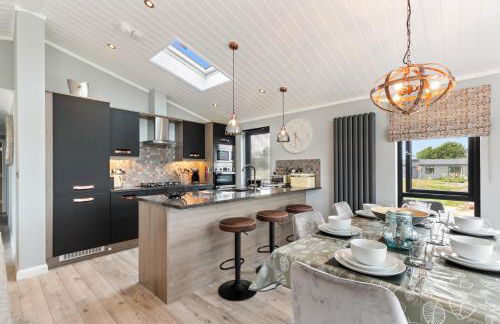 Ael-Y-Bryn - Luxury Lodge, Hot Tub, Three En-Suite Bedrooms - Photo 2