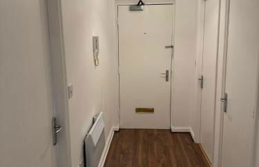 Apt sleeps 5-Netflix-parkg-near City Centre-Etihad-Coop live - Foto 3