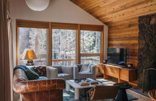 Pet Friendly Cabin w/ AC- King Beds -Walk to Pool - Foto 1