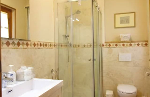 Stunning Private Villa for 4 Guests With Wifi, Private Pool, TV, Veranda, Pets Allowed and Parking - Photo 5