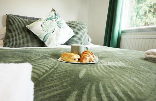 Highfield House by N and N Stays, Perfect for Contractor and Corporate Stays 2 Bed House with Free on street Parking - Photo 14