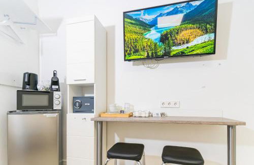 Private room #3 with Queen size, ground floor, AC, 2min to RAB - Foto 9