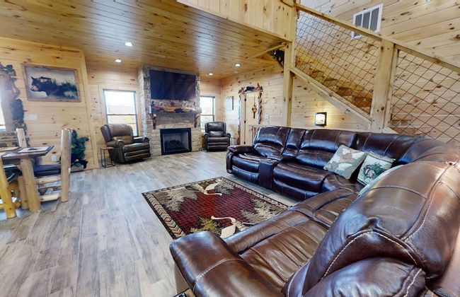 Lazy Bear Lodge 5 Bedroom Cabin by RedAwning - Photo 30