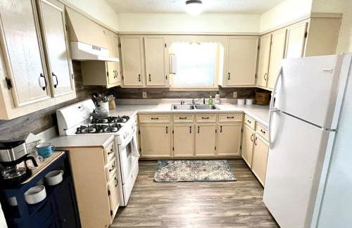 Cheerful Watercolors in 2BR Cottage - Foto 11