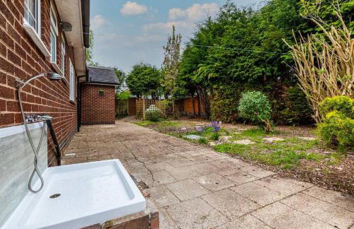 Modern 3 Bedroom Bungalow with Style & Comfort in Leicestershire - Photo 3