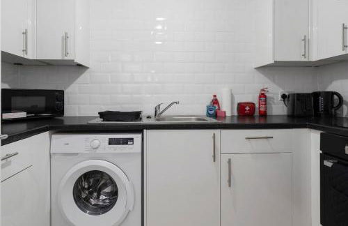 Free Parking - Sleeps 6 - 2 Bedrooms - Newly Renovated - Photo 10