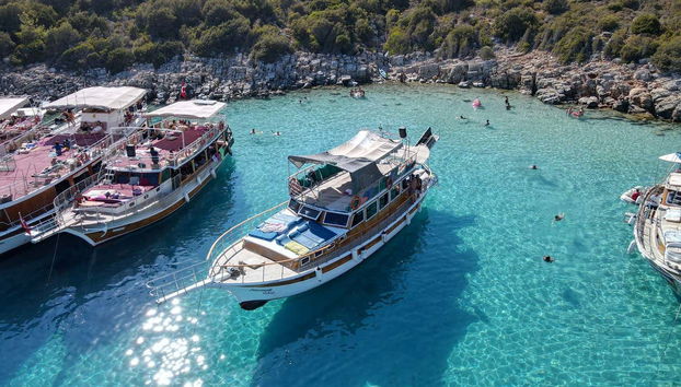 Barco atracado en la isla de Orak