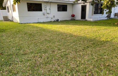 Luxurious Westchester Home Near Miami Clinics - Photo 36