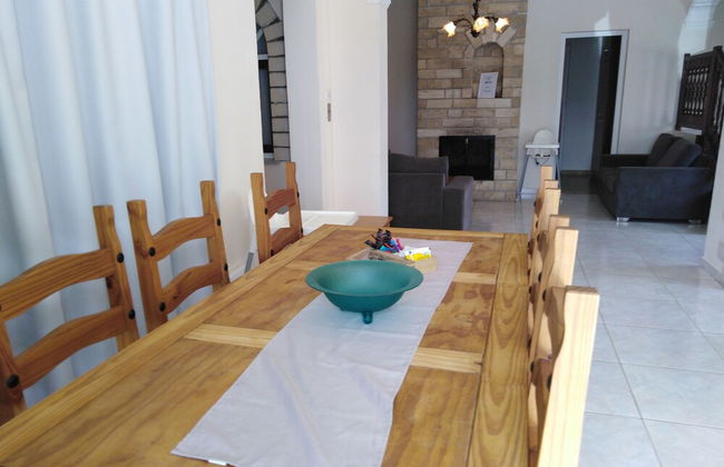 Lovely six Bedroom Villa in Coral Bay - Photo 11