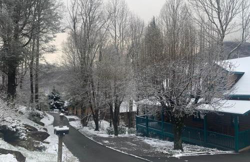 BearHavencabinfun 3 story Log Cabin Mountain View,Hot Tub, sleeps 10 - Foto 50