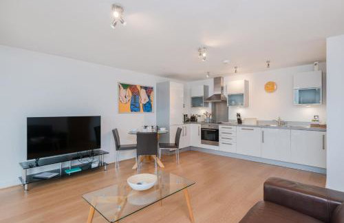 The Vizion serviced apartments from Pincott Properties - free parking, private balcony, and WiFi - Photo 4