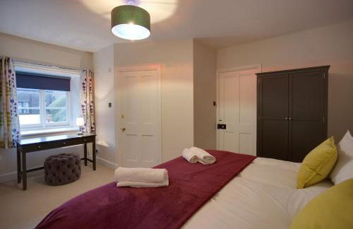 Luxury Large Five Bedroom Family House Sleeps 10 - Photo 49